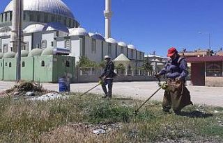 Kozan’da bayram öncesi türbelerin bakımı yapıldı