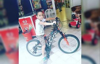 Küçük çocuğun bisikletini çocuklar çaldı