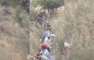 Kulp’ta toplanan vatandaşlar su kanalını birlikte...