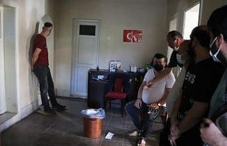 Kumar oynarken basılınca mutfak penceresinden kaçıp...