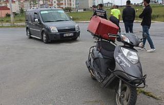 Kurye motosikleti ile otomobil çarpıştı: 1 yaralı