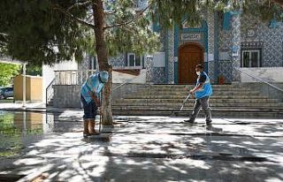 Kuşadası Belediyesi’nden camilerde bayram temizliği
