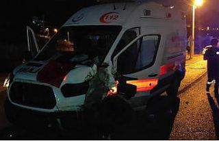 Kuşadası’nda ambulans kaza yaptı: 2 yaralı