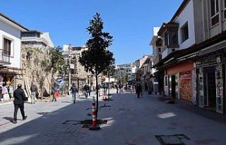 Kuşadası’nda esnaf dört gözle dükkanlarının...