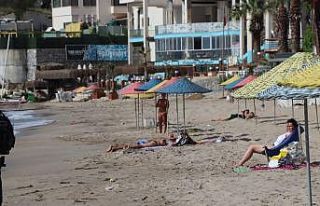Kuşadası’nda turistler sahile akın etti