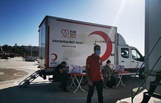 Kuşadası’nda vatandaşlar kan bağış aracına...