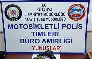 Kütahya’da iki araçta ruhsatsız tabanca ve kurusıkı...