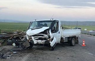 Lastiği patlayan kamyonet karşı şeride geçti:...