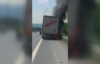 Lastikleri patlayan tır alev alev yandı