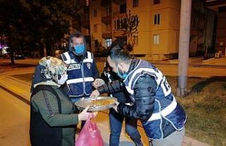 Lokantacı kadından görevli polislere tatlı ikramı