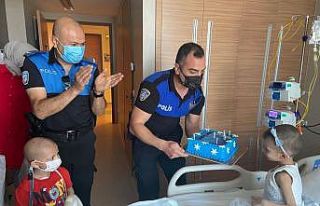 Lösemili Miray’a hasta yatağında doğum günü...