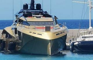 Lüks yat Kuşadası Marina’ya demir attı