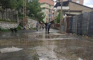 Mahalle halkı eline hortum alıp cadde ve sokakları...