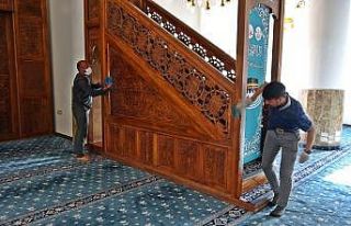 Mahalle sakinlerinden cami temizliği