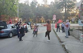 Mahalle sakinlerinden harmandalı eşliğinde 19 Mayıs...