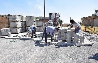 Mahallenin parke taşı ile döşenmesi vatandaşı...