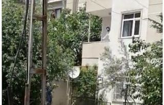 Maltepe’de evinin balkonunda bileklerini kesen şahıs...