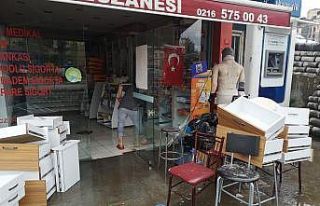 Maltepe’de kuvvetli yağış sonrası iş yerlerini...