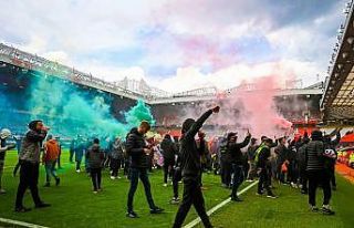 Manchester United taraftarları Old Trafford’ta...