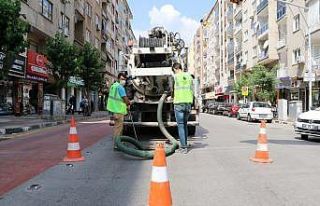 Manisa merkezin altyapı temizlikleri sürüyor
