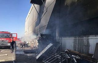 Manisa’da mobilya fabrikasında korkutan yangın