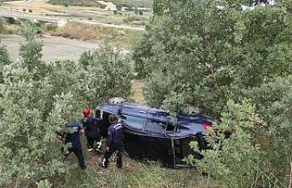 Manisa’da otomobil şarampole yuvarlandı: 3 yaralı