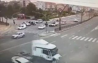 Mardin’de 2 kişinin yaralandığı kaza anı güvenlik...