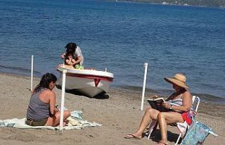 Marmaris’te yerli ve yabancı turistlerin deniz...