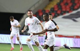 Max Gradel 10. golünü atmanın sevincini yaşadı