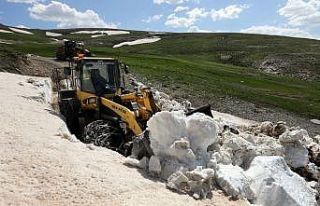 Mayıs ayında 2-3 metreyi bulan karla mücadele çalışması