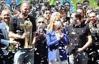 Merkezefendi Belediyesi Denizli Basket törenle kupasını...