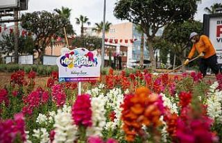 Mersin’in caddeleri kadınların ürettiği çiçeklerle...