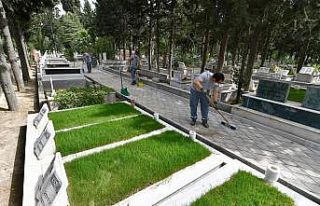 Mezarlıklar bayram sonrasına hazırlanıyor
