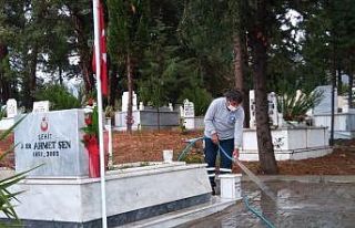 Mezarlıklara yaz temizliği