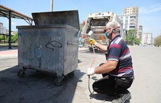 Mezitli’de çöp konteynerleri yerinde boyanıp...