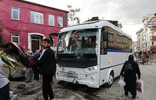 Midibüs MOBESE direğine çarptı, facianın eşiğinden...