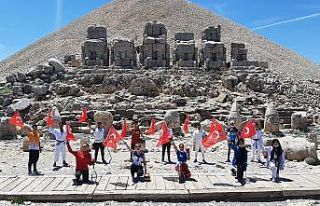 Milli sporcular Nemrut’un zirvesinde İstiklal Marşı...