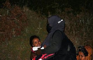 Minik mültecinin mama yerken ki bakışları yürekleri...