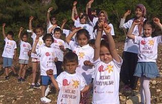 Minik yürekler tohum toplarını arılar için doğaya...