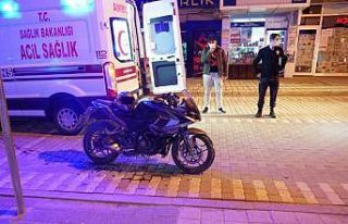 Motosiklet bariyere çarptı, sürücü yaralandı