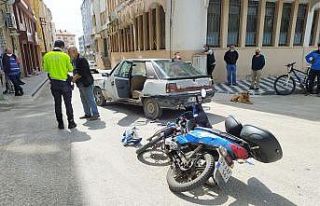 Motosiklet ile otomobil çarpıştı: 1 yaralı