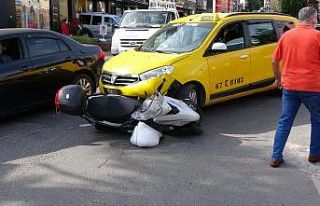 Motosiklet ile ticari taksi kafa kafaya çarpıştı
