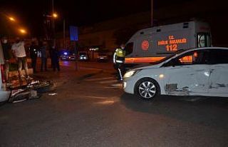 Motosiklet otomobile çarptı: 1 yaralı