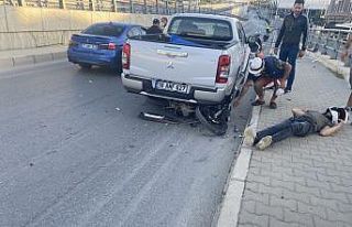 Motosiklet park halindeki kamyonete çarptı: 1 ağır...