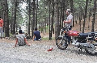 Motosiklet şarampole yuvarlandı: 2 yaralı