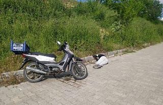 Motosikletin yanında yerde yatan şahıs ekipleri...