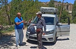 Muhtar unutulan çanta dolusu parayı peşinden gittiği...