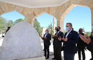 Mustafa Destici Yunus Emre’nin kabrini ziyaret etti