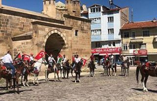 Namaz sonrası atlarına binip İsrail’i protesto...