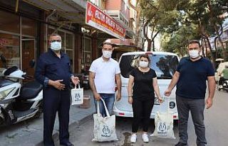 Nazilli Belediyesi esnaflara gıda paketi hediye etti